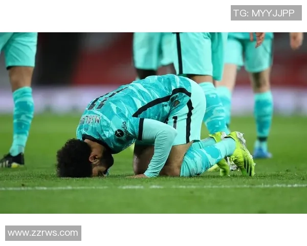 球星跪滑半个足球场瞬间展现超凡技巧与坚韧精神引发热议