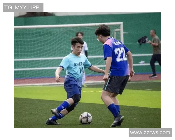 穿白衣的足球球星在赛场上英姿飒爽展现无与伦比的技术与风采 穿白衣的足球球星在赛场上英姿飒爽展现无与伦比的技术与风采