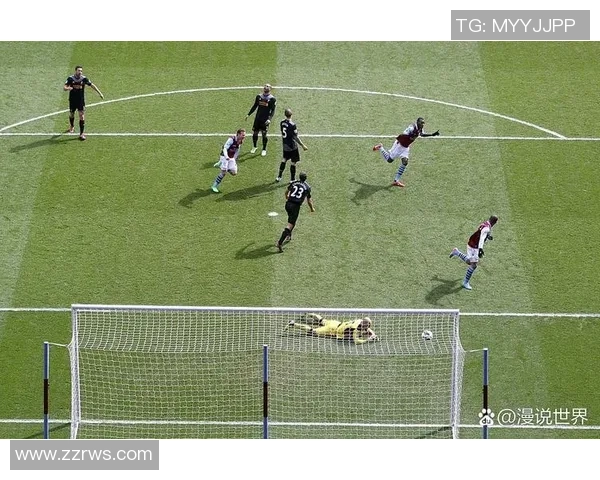 足球场上明星球员与裁判的较量与互动揭示比赛中的背后故事 足球场上明星球员与裁判的较量与互动揭示比赛中的背后故事